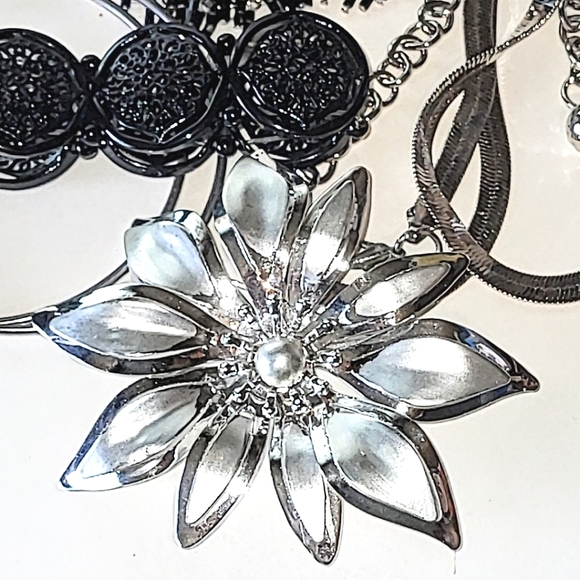 BLACK & SILVER JEWELRY LOT - BROOCHES, RHINESTONE EARRINGS, BRACELETS - Picture 7 of 7